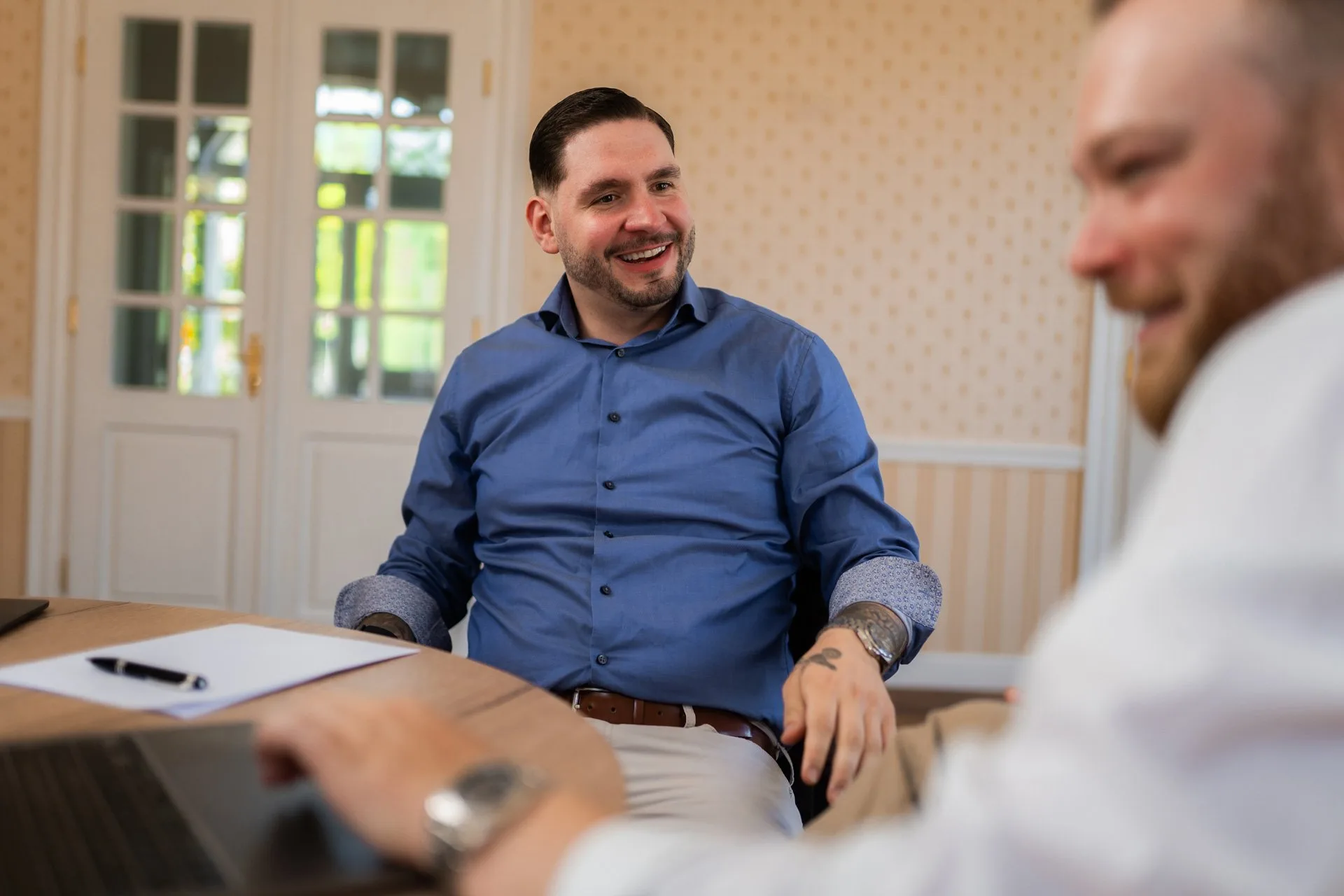 Dennis im Beratungsgespräch mit einem Mandanten.