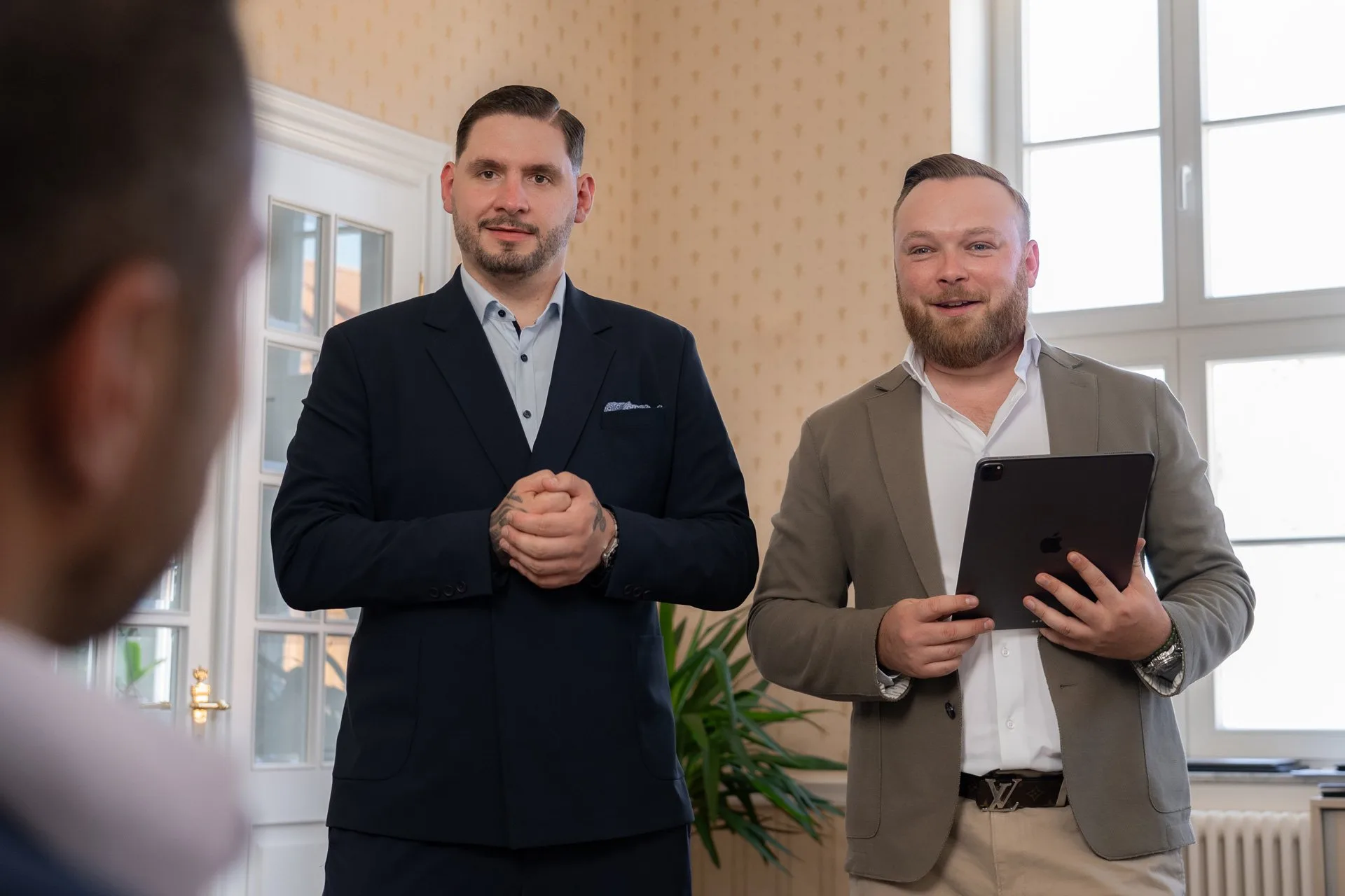 Dennis und Lucas von Finanzlehrer im Büro.