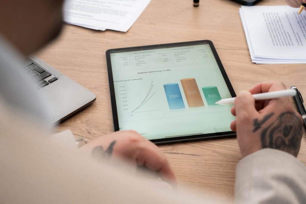 Person arbeitet an einem Tablet